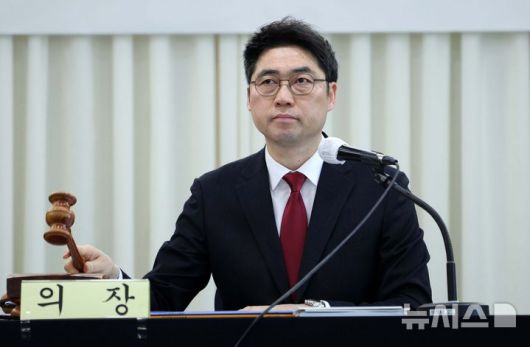 [서울=뉴시스] 고범준 기자 = 김동문 배드민턴협회장이 7일 서울 송파구 서울올림픽파크텔 아테네홀에서 열린 2025년도 대한배드민턴협회 정기대의원총회에서 의사봉을 두드리고 있다. 2025.02.07. bjko@newsis.com