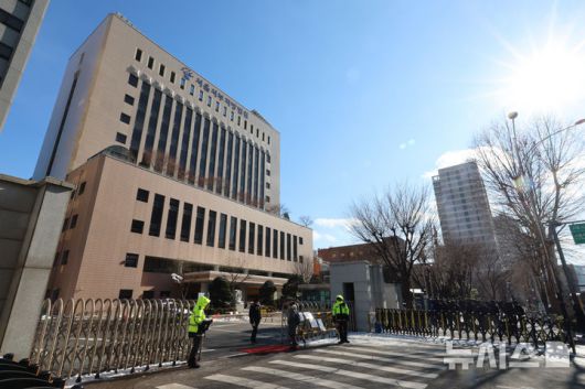 [서울=뉴시스] 김금보 기자 = 7일 오후 서울 마포구 서울서부지방법원에서 삼엄한 경비속에 사람이 드나들고 있다.서울서부지방법원은 지난 5일부터 재판 방청을 재개하며 정상화를 시작했다. 아직은 방문 목적을 밝힌 이에 한해 청사 부지와 건물 출입을 허용하고, 촬영 취재에 제한을 두는 등 난동 사태 이전 보다 엄격한 출입관리가 이뤄지고 있다. 2025.02.07. kgb@newsis.com