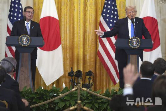[워싱턴=AP/뉴시스] 이시바 시게루(왼쪽) 일본 총리와 도널드 트럼프 미국 대통령이 지난 2월 7일(현지 시간) 백악관에서 회담 후 공동 기자회견을 하면서 취재진의 질문을 받고 있다. 2025.04.24.