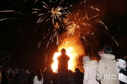 [서울=뉴시스] 최동준 기자 = 9일 서울 영등포구 안양천 둔치에서 액운을 태우고 한 해의 건강과 풍요를 기원하는 정월대보름 달집 태우기 행사가 열리고 있다. 2025.02.09. photocdj@newsis.com