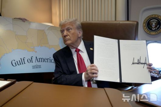 [웨스트팜비치=AP/뉴시스] 도널드 트럼프 미국 대통령이 지난 2월 9일(현지 시간) 플로리다주 웨스트팜비치에서 제59회 슈퍼볼 경기가 열리는 뉴올리언스로 향하는 전용기 기내에서 2월 9일을 '걸프 오브 아메리카의 날'로 선언하는 포고문에 서명한 후 이를 들어 보이고 있다. 2025.05.07.