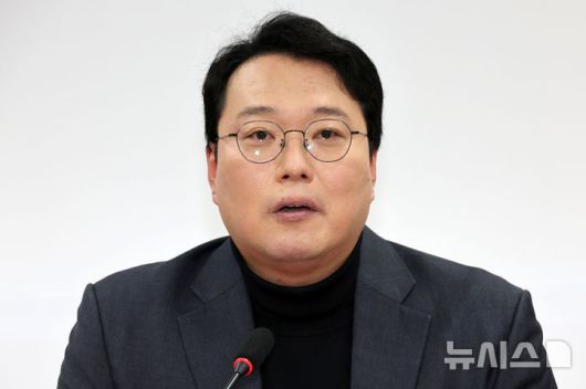 [서울=뉴시스] 조성우 기자 = 천하람 개혁신당 당대표 권한대행 겸 원내대표가 10일 오전 서울 여의도 국회에서 열린 최고위원회에서 발언하고 있다. 2025.02.10. xconfind@newsis.com
