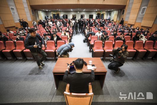 [서울=뉴시스] 정병혁 기자 = 이복현 금융감독원장이 10일 서울 영등포구 금융감독원에서 열린 2025년 업무계획 기자간담회에서 발표를 하고 있다. 2025.02.10. jhope@newsis.com