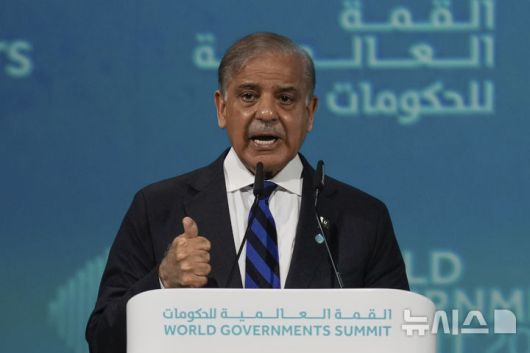 [두바이=AP/뉴시스]셰바즈 샤리프 파키스탄 총리가 지난 2월 11일(현지 시간) 아랍에미리트(UAE) 두바이에서 열린 세계정부정상회의에서 연설하고 있다. 2025.05.08.