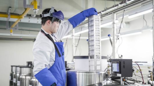 [청주=뉴시스] 액체질소냉동고에 인체자원을 넣는 모습. 2025. 2. 11. (사진=질병관리청 제공) *재판매 및 DB 금지