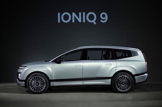 [서울=뉴시스] 현대차는 첫 전동화 플래그십 SUV 모델인 '아이오닉9'을 13일 출시한다고 밝혔다. 지난 11일 서울 광진구 그랜드워커힐 서울에서 열린 아이오닉 9 미디어 익스피리언스 행사에서 아이오닉 9가 공개되고 있다.아이오닉 9은 E-GMP 기반의 대형 전동화 SUV로 동급 최고 수준의 실내 공간을 갖췄으며 110.3kWh 배터리를 탑재해 현대차 전기차 라인업 중 가장 긴 532km의 1회 충전 주행거리를 달성했다. (사진=현대차 제공) 2025.02.13. photo@newsis.com *재판매 및 DB 금지
