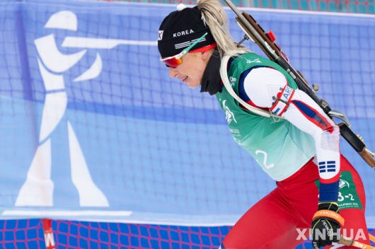 [야부리=신화/뉴시스] 예카테리나 아바쿠모가 13일(현지 시간) 중국 헤이룽장성 야부리 스키리조트에서 열린 2025 하얼빈 동계아시안게임 바이애슬론 여자 4x6㎞ 계주 경기를 펼치고 있다. 고은정, 예카테리나 아바쿠모바, 정주미, 아베 마리야가 출전한 한국은 1시간29분27초3의 기록으로 은메달을 목에 걸었다. 2025.02.13.