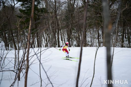 [야부리=신화/뉴시스] 아베 마리야가 13일(현지 시간) 중국 헤이룽장성 야부리 스키리조트에서 열린 2025 하얼빈 동계아시안게임 바이애슬론 여자 4x6㎞ 계주 경기를 펼치고 있다. 고은정, 예카테리나 아바쿠모바, 정주미, 아베 마리야가 출전한 한국은 1시간29분27초3의 기록으로 은메달을 목에 걸었다. 2025.02.13.