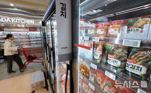 [서울=뉴시스] 김금보 기자 = 서울시내 한 대형마트에 김치 상품이 진열돼 있다. 2025.02.13. kgb@newsis.com