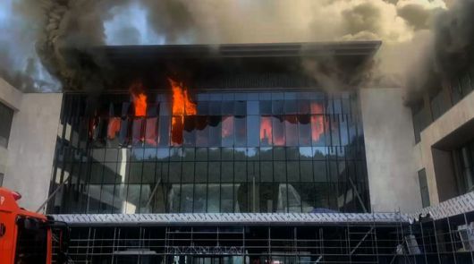 [부산=뉴시스] 14일 오전 부산 기장군의 반얀트리 복합리조트 신축 공사장에서 화재가 발생해 불길이 치솟고 있다. (사진=부산경찰청 제공) 2025.02.14. photo@newsis.com *재판매 및 DB 금지