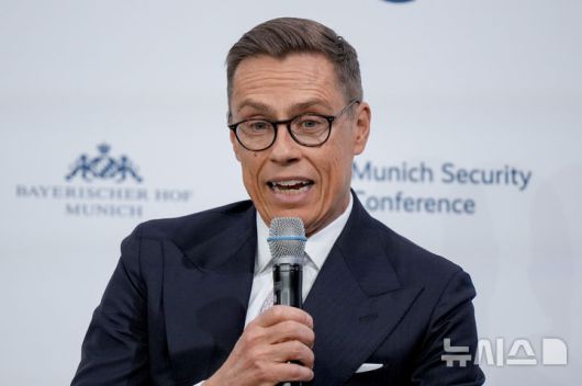 [뮌헨=AP/뉴시스]알렉산더르 스투브 핀란드 대통령은 21일(현지 시간) 내주 바티칸에서 러시아와 우크라이나의 실무급 회담이 열릴 가능성이 있다고 밝혔다.  사진은 스투브 대통령이 지난 2월 16일 독일 뮌헨의 바이어리셔호프 호텔에서 열린 뮌헨 안보 회의에서 발언하고 있는 모습. 2025.05.22.