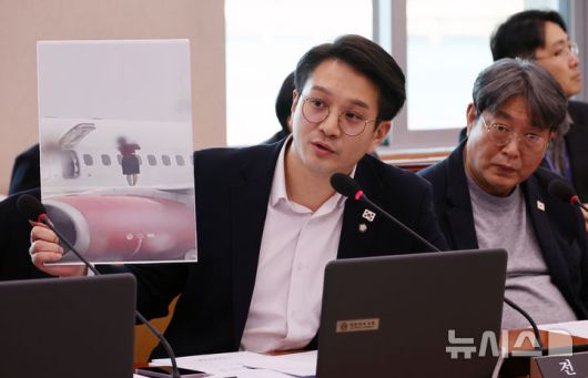 [서울=뉴시스] 조성우 기자 = 전용기 더불어민주당 의원이 지난해 2월 18일 오후 서울 여의도 국회에서 열린 국토교통위원회 전체회의에서 이스타항공 승무원들이 청주공항에서 비상구 문을 열고 항공기 날개 위에 올라 사진을 찍은 것과 관련해 박상우 국토교통부 장관에게 질의하고 있다. 2025.02.18. xconfind@newsis.com