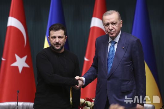 [앙카라=AP/뉴시스] 볼로디미르 젤렌스키(왼쪽) 우크라이나 대통령과 레제프 타이이프 에르도안 튀르키예 대통령. (사진=뉴시스DB)