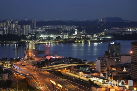 [조호르바루=AP/뉴시스]말레이시아 조호르바루와 싱가포르를 잇는 '코즈웨이' 야경