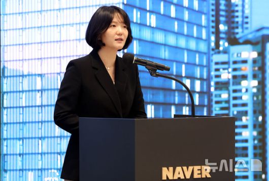 [성남=뉴시스] 추상철 기자 = 최수연 네이버 대표가 19일 오전 경기 성남시 분당구 네이버 1784에서 열린 국회 과학기술정보통신위원회의 '국내 AI 산업 발전 위한 현장 소통 강화' 현장 방문에서 환영사를 하고 있다. 2025.02.19. scchoo@newsis.com