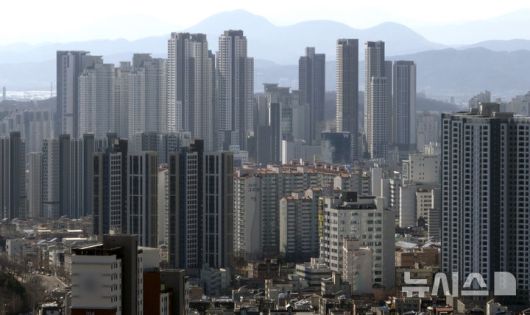 [대구=뉴시스] 이무열 기자 = 정부가 지방의 '악성 미분양' 주택 문제를 해소하기 위해 한국토지주택공사(LH)를 통해 약 3000호를 직접 매입하기로 결정한 날, 대구 중구에서 바라본 대구 도심 아파트. 2025.02.19. lmy@newsis.com