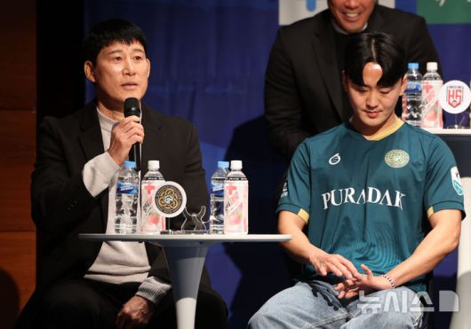 [서울=뉴시스] 홍효식 기자 = 지난해 2월19일 서울 마포구 누리꿈스퀘어에서 열린 K리그2 2025 개막 미디어데이에서 김포FC 고정운 감독이 각오를 밝히고 있다. 2025.02.19. yesphoto@newsis.com