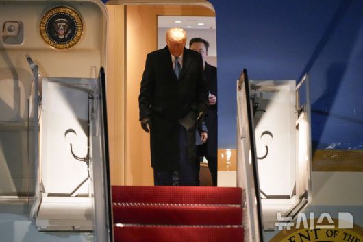 [앤드루스공군기지=AP/뉴시스] 도널드 트럼프 미국 대통령이 지난달 19일(현지시각) 메릴랜드 앤드루스 공군기지에 도착해 에어포스원에서 내리고 있다. 그의 뒤로 일론 머스크 테슬라 최고경영자(CEO) 모습이 보인다. 2025.03.03.
