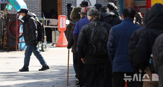 [서울=뉴시스] 추상철 기자 = 서울 종로구 탑골공원 인근 무료급식소 앞에서 노인들이 길게 줄 서 있다. 기사 내용과 관계 없음. 2025.02.20. scchoo@newsis.com
