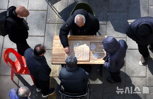[서울=뉴시스] 추상철 기자 = 20일 오전 서울 종로구 탑골공원 인근에서 노인들이 장기를 두고 있다. 2025.02.20. scchoo@newsis.com