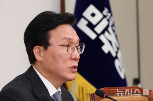 [서울=뉴시스] 권창회 기자 = 김민석 더불어민주당 최고위원이 23일 오전 서울 여의도 국회에서 기자간담회를 열고 발언하고 있다. 2025.02.23. kch0523@newsis.com