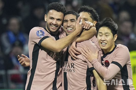 [리옹=AP/뉴시스] 파리 생제르맹(PSG)의 이강인(오른쪽)이 23일(현지 시간) 프랑스 리옹의 그루파마 스타디움에서 열린 2024-25 리그1 23라운드 리옹과 경기 후반 40분 도움을 기록한 후 골을 넣은 아슈라프 하키미와 기쁨을 나누고 있다. 후반 29분 교체 출전한 이강인은 리그 5호 도움을 기록하며 팀의 3-2 승리를 이끌었다. 2025.02.24.