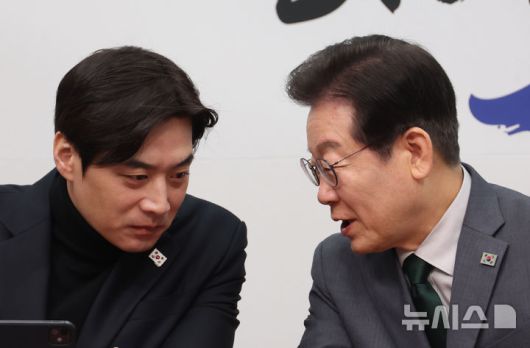 [서울=뉴시스] 고승민 기자 = 이재명 더불어민주당 대표와 한준호 최고위원이 지난 2월 24일 서울 여의도 국회에서 열린 최고위원회의에서 대화하고 있다. 2025.02.24. kkssmm99@newsis.com