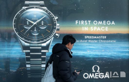 [서울=뉴시스] 김혜진 기자 = 럭셔리 시계 브랜드 오메가(OMEGA)가 오는 4월부터 국내에서 판매하는 전 제품을 대상으로 평균 3% 가량 가격을 인상한다. 오메가의 대표 품목인 시계 뿐만 아니라 액세서리 제품까지 인상될 예정이다. 사진은 16일 서울 시내 한 오메가 매장 앞으로 시민들이 지나가고 있다. 2025.02.25. jini@newsis.com