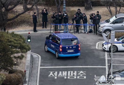 [서울=뉴시스] 정병혁 기자 = 윤석열 대통령의 탄핵심판 최종 변론기일이 열린 25일 서울 종로구 헌법재판소 인근 도로에서 윤 대통령이 탑승한 호송차량이 헌법재판소를 향하고 있다. 2025.02.25. jhope@newsis.com