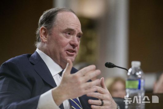 [워싱턴=AP/뉴시스]지난 2월 27일(현지 시간) 미국 워싱턴 국회의사당에서 당시 미국 해군성 장관 지명자 신분이었던 존 펠란이 상원 군사위원회 청문회에 출석해 발언하고 있다. 2025.04.28.