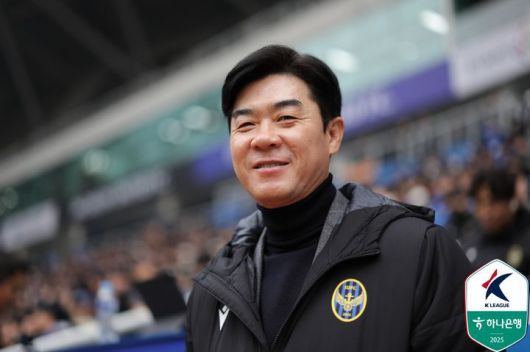 [서울=뉴시스] 프로축구 K리그2 인천유나이티드의 윤정환 감독. (사진=한국프로축구연맹 제공) *재판매 및 DB 금지
