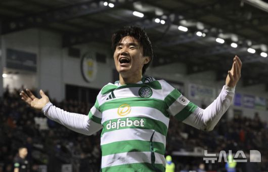 [페이즐리=AP/뉴시스] 셀틱의 양현준이 지난 3월1일(현지 시간) 스코틀랜드 페이즐리 세인트 미렌 파크에서 열린 2024-25 프리미어십 29라운드 세인트 미렌과 경기 후반 추가시간 팀 5번째 골을 넣은 후 환호하고 있다. 양현준은 후반 20분 교체 출전해 2골 1도움을 기록하며 팀의 5-2 대승을 이끌었다. 2025.03.02.