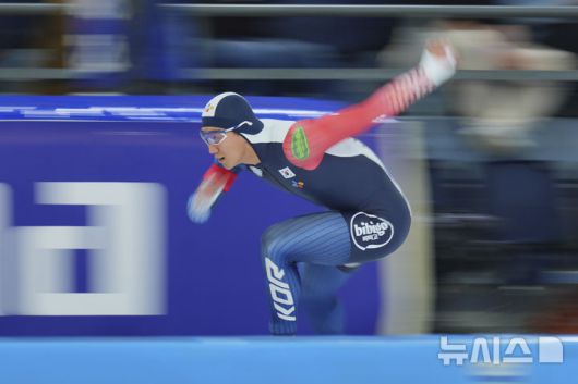 [헤이렌베인=AP/뉴시스] 김준호가 2일(현지 시간) 네덜란드 헤이렌베인 티알프 아이스 아레나에서 열린 2024-25 국제빙상경기연맹(ISU) 스피드스케이팅 월드컵 6차 남자 500m 경기를 펼치고 있다. 김준호는 34초55의 기록으로 4위를 차지하며 메달은 따내지 못했다. 2025.03.03.