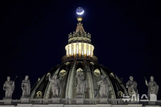 [바티칸시국=AP/뉴시스]교황청은 성모 마리아가 예수 그리스도의 인간 구원에 일정 부분 협력했다는 교단 내 일각의 해석을 공식적으로 부정했다. 인간 구속(救贖·대신 속죄함으로써 구원함)의 주체는 예수뿐이라는 것이다. 사진은 바티칸의 성 베드로 대성당. 2025.11.05.