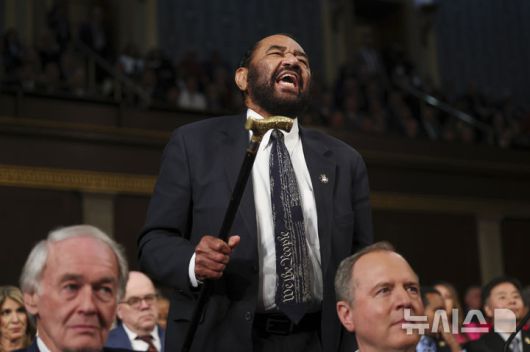 [워싱턴=AP/뉴시스] 앨 그린 미국 민주당 하원의원이 지난달 4일(현지 시간) 워싱턴 의사당에서 상·하원 합동 연설 중인 도널드 트럼프 대통령을 비난하고 있다. 그린 의원은 지난 5일 워싱턴DC에서 열린 트럼프 항의 시위에서 "30일 내 탄핵안을 발의하겠다"고 예고했다. 2025.04.07.