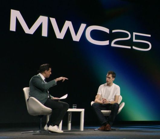 [서울=뉴시스] 아르튀르 멘슈 미스트랄AI 최고경영자(CEO, 오른쪽)가 4일(현지 시간) 오후 스페인 바르셀로나에서 열린 MWC 2025 '기술 게임 체인저' 세션에서 CNBC 기자 질문에 답하고 있다 (사진=MWC 라이브 스트리밍 캡처) *재판매 및 DB 금지