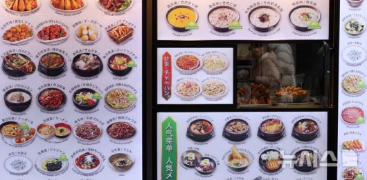 [서울=뉴시스] 추상철 기자 = 6일 오후 서울 중구 명동의 한 음식점 앞에 각종 음식 메뉴가 안내되고  있다. 지난달 소비자 물가 조사 결과 외식물가가 식재료비·인건비·임차료·배달앱 수수료 부담 등의 복합적인 요인으로 전월보다 0.4% 상승하고 전년보다는 3.0% 상승했다. 2025.03.06. scchoo@newsis.com