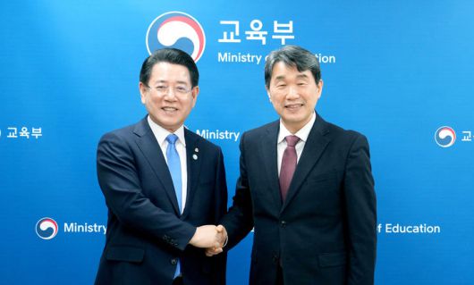 [서울=뉴시스] 김영록 전남지사가 7일 정부서울청사에서 이주호 부총리 겸 교육부 장관을 만나 전남도 국립의과대학 설립 등 현안 해결을 건의를 하고 있다. (사진=전남도 제공) photo@newsis.com *재판매 및 DB 금지