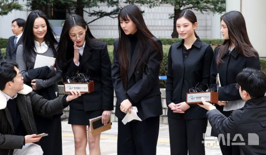 [서울=뉴시스] 추상철 기자 = 그룹 뉴진스(NJZ 하니, 민지, 혜인, 해린, 다니엘)가 7일 오후 서울 서초구 서울중앙지방법원에서 열린 '어도어, 뉴진스 상대 기획사 지위보전 및 광고계약 체결 등 금지 가처분' 심문기일을 마친 후 취재진의 질문에 답변하고 있다. 2025.03.07. scchoo@newsis.com