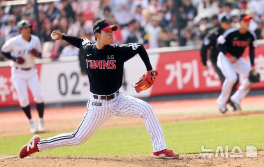 [수원=뉴시스] 이영환 기자 = 9일 오후 수원 KT위즈파크에서 열린 2025 프로야구 LG 트윈스와 kt wiz의 시범경기, 6회말 LG투수 우강훈이 공을 던지고 있다. 2025.03.09. 20hwan@newsis.com