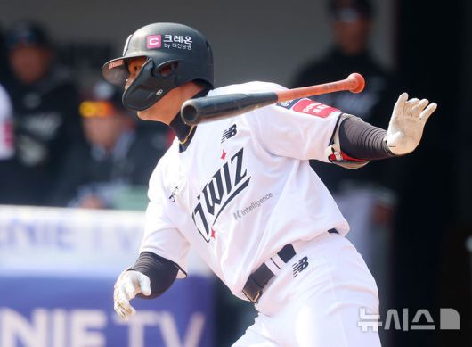 [수원=뉴시스] 이영환 기자 = 9일 오후 수원 KT위즈파크에서 열린 2025 프로야구 LG 트윈스와 kt wiz의 시범경기, 6회말 kt 선두타자 김상수가 안타를 날리고 있다. 2025.03.09. 20hwan@newsis.com
