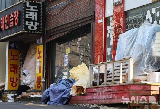 [서울=뉴시스] 황준선 기자 = 지난 3월 10일 공실로 방치된 서울 서대문구 이대입구역 인근 상가. 2025.03.10. hwang@newsis.com