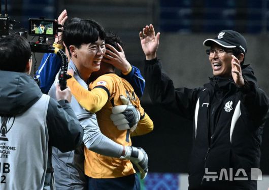 [광주=뉴시스] 김혜인 기자 = 지난 3월12일 오후 광주 서구 광주월드컵경기장에서 열린 2024-25 아시아축구연맹(AFC) 챔피언스리그 엘리트(ACLE) 16강 2차전 광주FC와 일본 비셀 고베와의 경기, 광주 김경민 골키퍼(왼쪽)와 아사니(오른쪽)선수가 3-0승리를 두고 포옹하고 있다. 2025.03.12. hyein0342@newsis.com