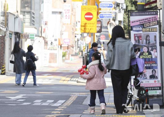 [서울=뉴시스] 김근수 기자 = 13일 서울 강남구 대치동 학원가에서 한 어린이가 학원으로 등원하고 있다. 2025.03.13. ks@newsis.com