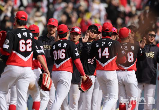 [서울=뉴시스] 김금보 기자 = 13일 오후 서울 송파구 잠실야구장에서 열린 2025 프로야구 두산 베어스와 KIA 타이거즈의 시범경기, 4-1로 승리한 KIA 선수들이 자축하고 있다. 2025.03.13. kgb@newsis.com