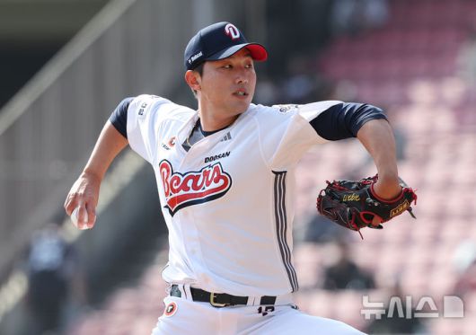 [서울=뉴시스] 김금보 기자 = 14일 오후 서울 송파구 잠실야구장에서 열린 2025 프로야구 두산 베어스와 KIA 타이거즈의 시범경기, 7회초 두산 홍건희가 공을 던지고 있다. 2025.03.14. kgb@newsis.com