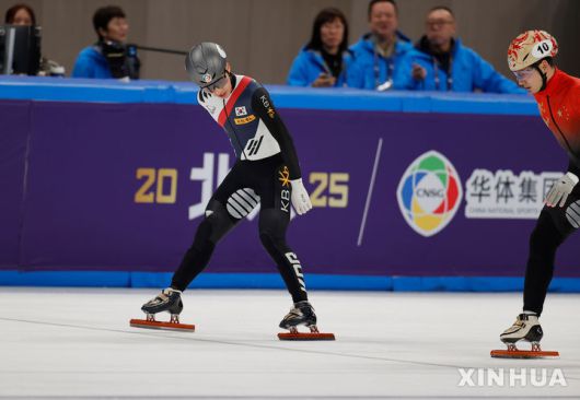 [베이징=신화/뉴시스] 박지원이 14일(현지 시간) 중국 베이징 캐피털 인도어 스타디움에서 열린 2025 국제빙상연맹(ISU) 쇼트트랙 세계선수권대회 남자 5000m 준준결승에서 1위로 결승선을 통과하고 있다. 장성우-박지원-서이라-이정수가 출전한 한국은 6분48초029로 1위를 기록하며 준결승에 진출했다. 2025.03.15.