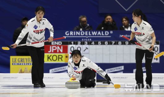 [의정부=뉴시스] 김근수 기자 = 15일 경기 의정부빙상장에서 열린 2025 LGT 세계여자컬링선수권대회 대한민국과 일본의 경기에서 스킵 김은지가 스톤을 투구하고 있다.  2025.03.15. ks@newsis.com