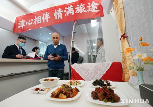 [베이징=신화/뉴시스] 트럼프 행정부의 관세 충격을 상쇄하기 위해 소비 진작을 최우선 과제로 정한 중국이 경제적, 시간적 여유가 있는 고령자의 소비를 끌어내는데 총력을 기울이고 있다. 사진은 지난 3월15일 중국 실버관광열차내 식당에 마련된 음식. 2025.04.17