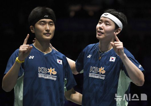 [버밍엄=AP/뉴시스] 서승재(오른쪽)와 김원호가 16일(현지 시간) 영국 버밍엄의 유틸리타 아레나에서 열린 세계배드민턴연맹(BWF) 전영오픈 남자복식에서 우승한 후 세리머니하고 있다. 서승재-김원호는 결승에서 레오 롤리 카르난도-바가스 마울라나 조(인도네시아)를 2-0(21-19 21-19)으로 꺾고 13년 만에 전영오픈에서 우승했다. 2025.03.17.